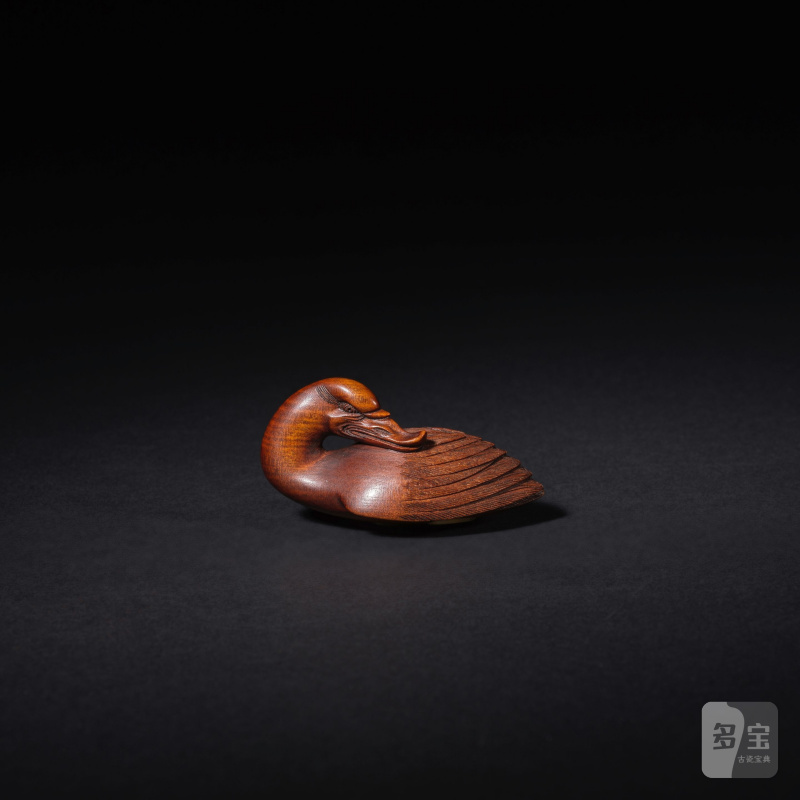 木彫根付 鴨 銘「舟民作」 19世紀 | NETSUKE EN BOIS REPRÉSENTANT UN CANARD COUCHÉ